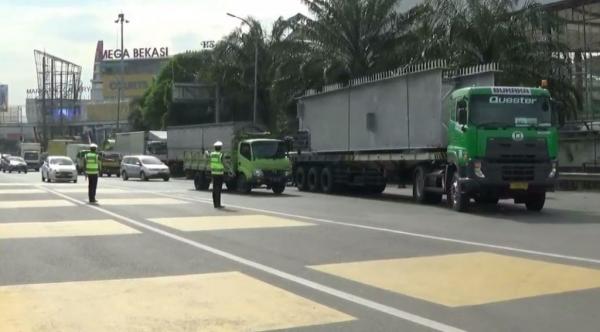 Ganjil Genap Tol Cikampek, Banyak Mobil Luar Kota Dipaksa Putar Balik